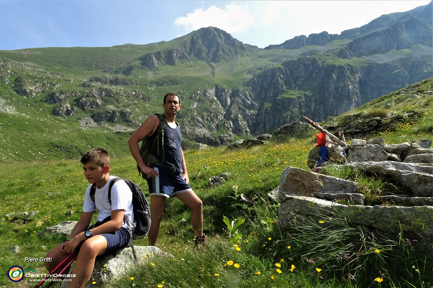 26 Marco e Paolo con alle spalle il Pizzo Zerna.JPG